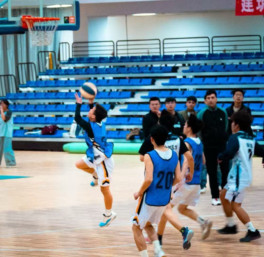 图2 24级建筑4班李昊阳上篮（大数据与会计一班李峥烨摄）