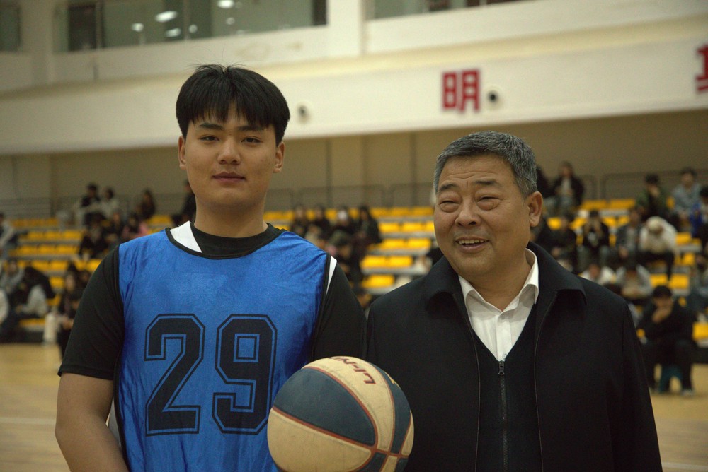 图1 学院许书记与我系学生合影