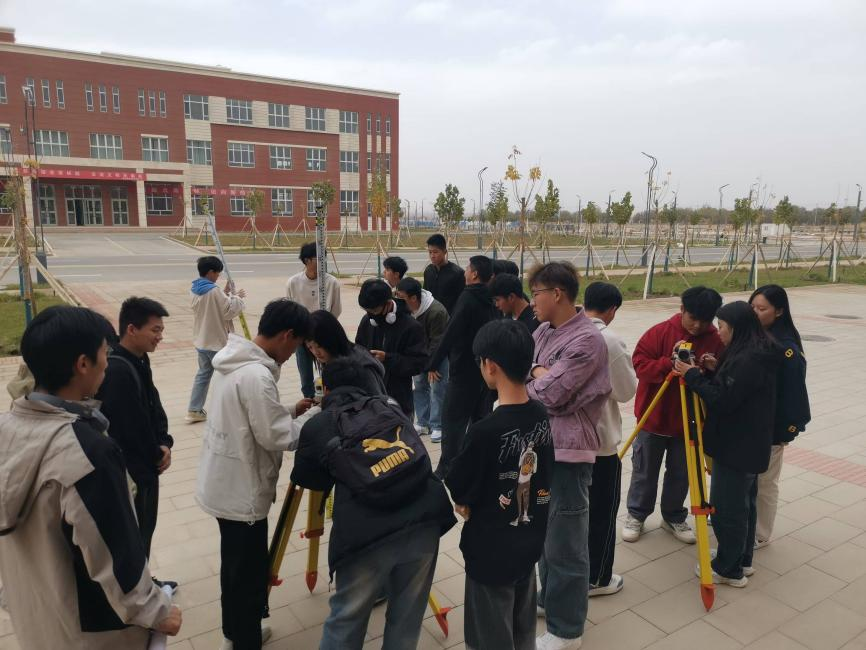 图3学生进行测量训练