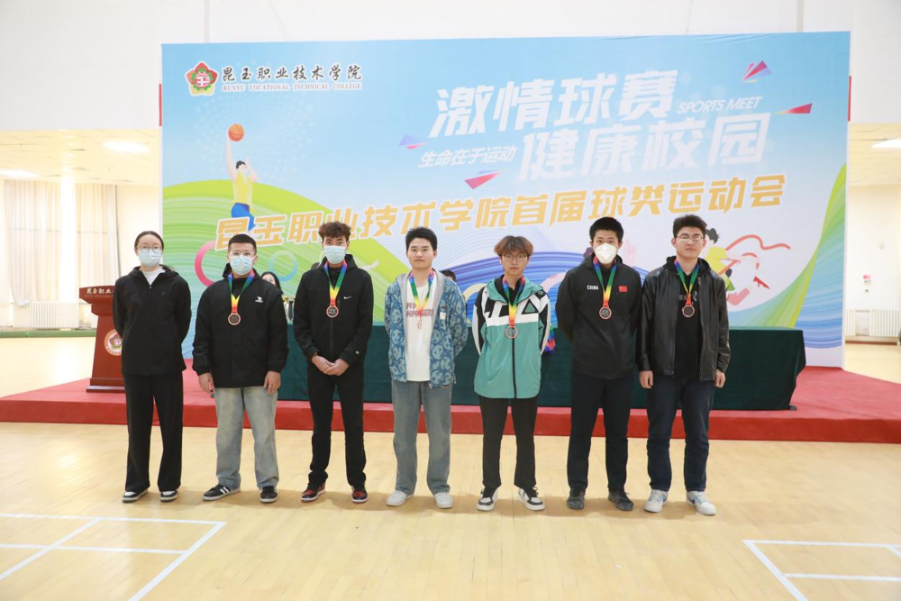 图1教练和运动员合影